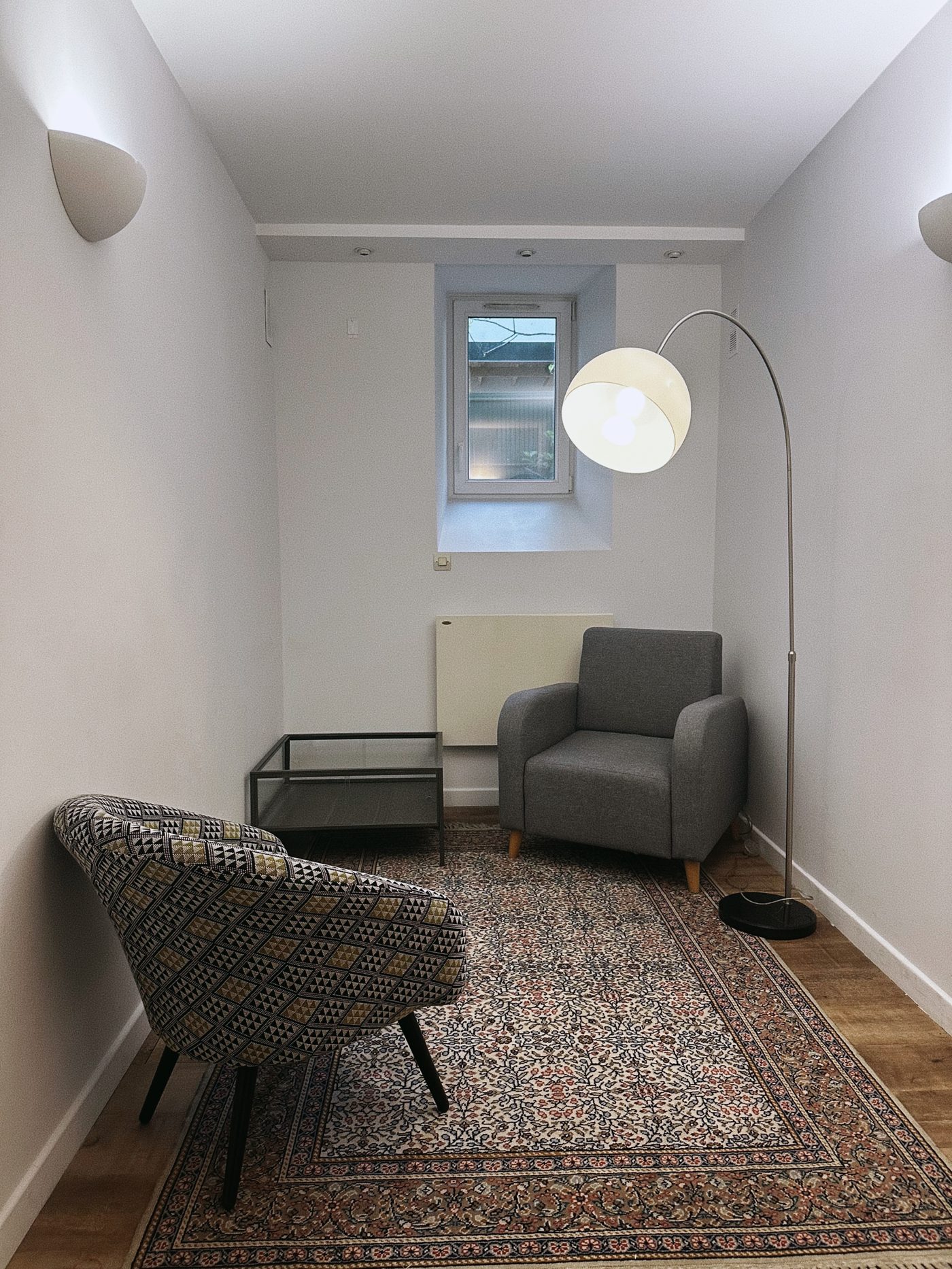 Salle de consultation à Strasbourg, fauteuils et lumière naturelle